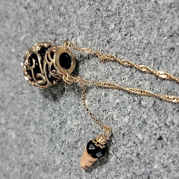 New without tags, Poison bottle necklace Goldtone and black - Picture 3 of 3